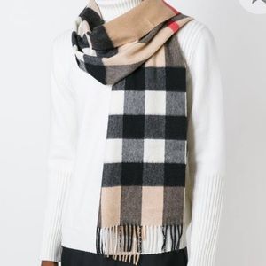 BURBERRY
The Large Classic Cashmere Scarf in Check
